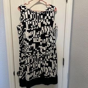 Fun black white fitted shift dress